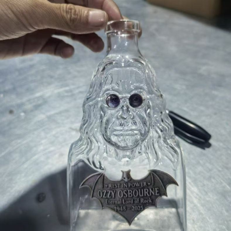 Glass Decanter Whiskey - زجاجة ويسكي تذكارية من أوزي أوزبورن