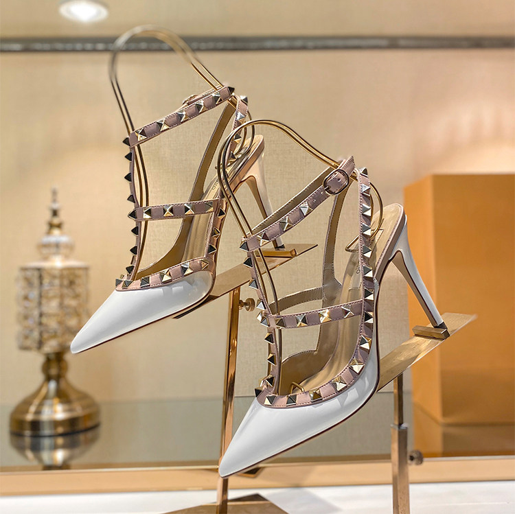 صنادل نسائية بكعب عالٍ بتصميم  - مراجعة Luxury Lifestyle Store وسعره