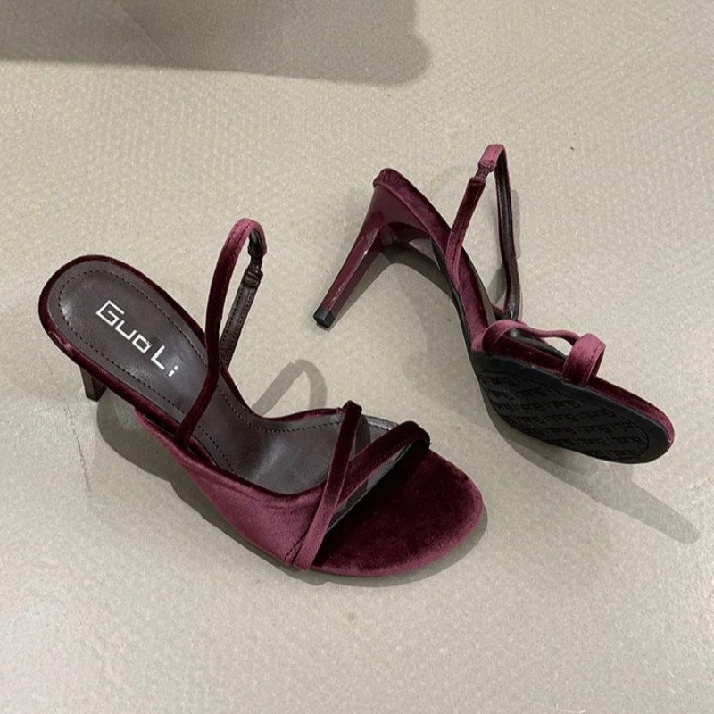 أحذية نسائية فاخرة من المخمل ب - مراجعة Luxury Lifestyle Store وسعره