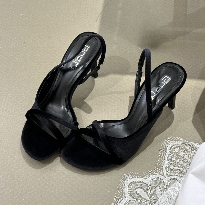 أحذية نسائية فاخرة من المخمل ب - مراجعة Luxury Lifestyle Store وسعره