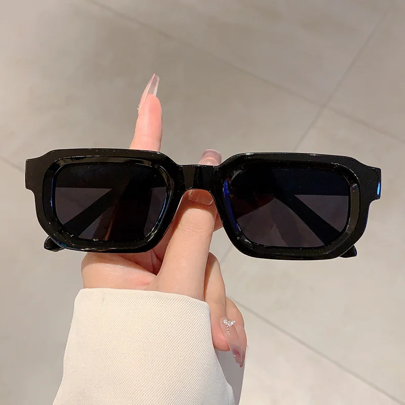 نظارات شمسية بإطار مستطيل كلاس - مراجعة Luxury Lifestyle Store وسعره