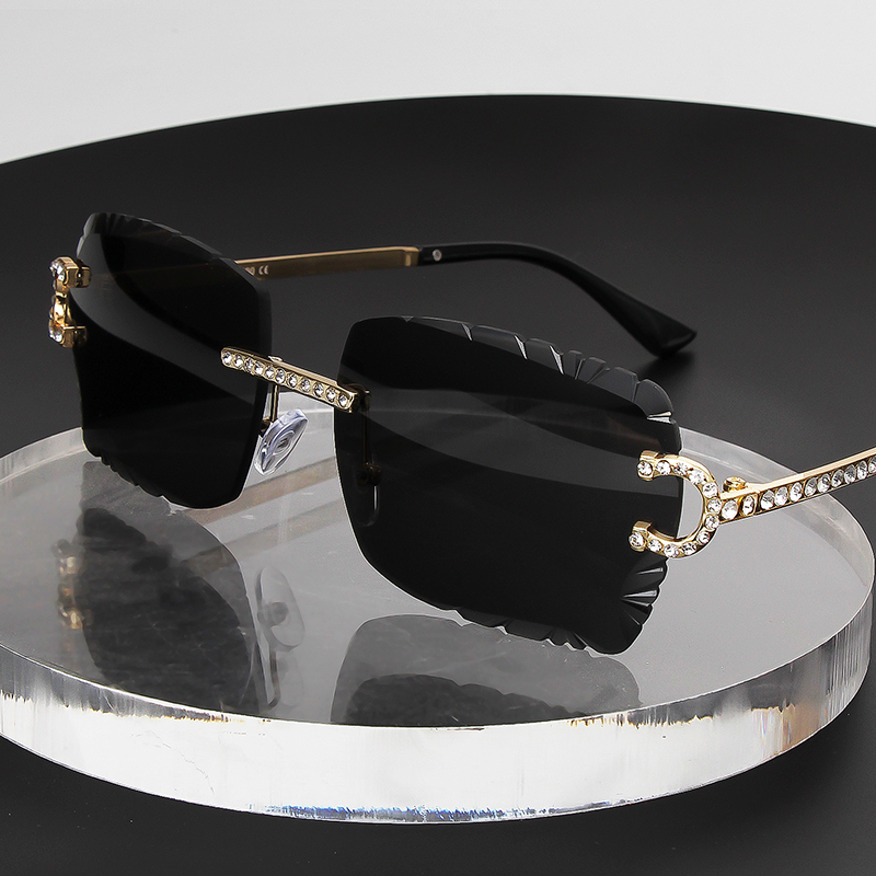 نظارات شمسية مربعة بدون إطار ب - مراجعة Luxury Lifestyle Store وسعره